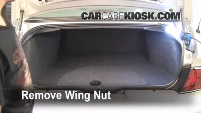 2004 Buick Century Custom 3.1L V6 Levantar auto Usar el gato para levantar el auto